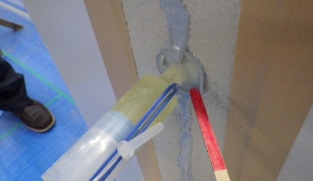 ＜躯体補修＞シール不足による注入剤もれ